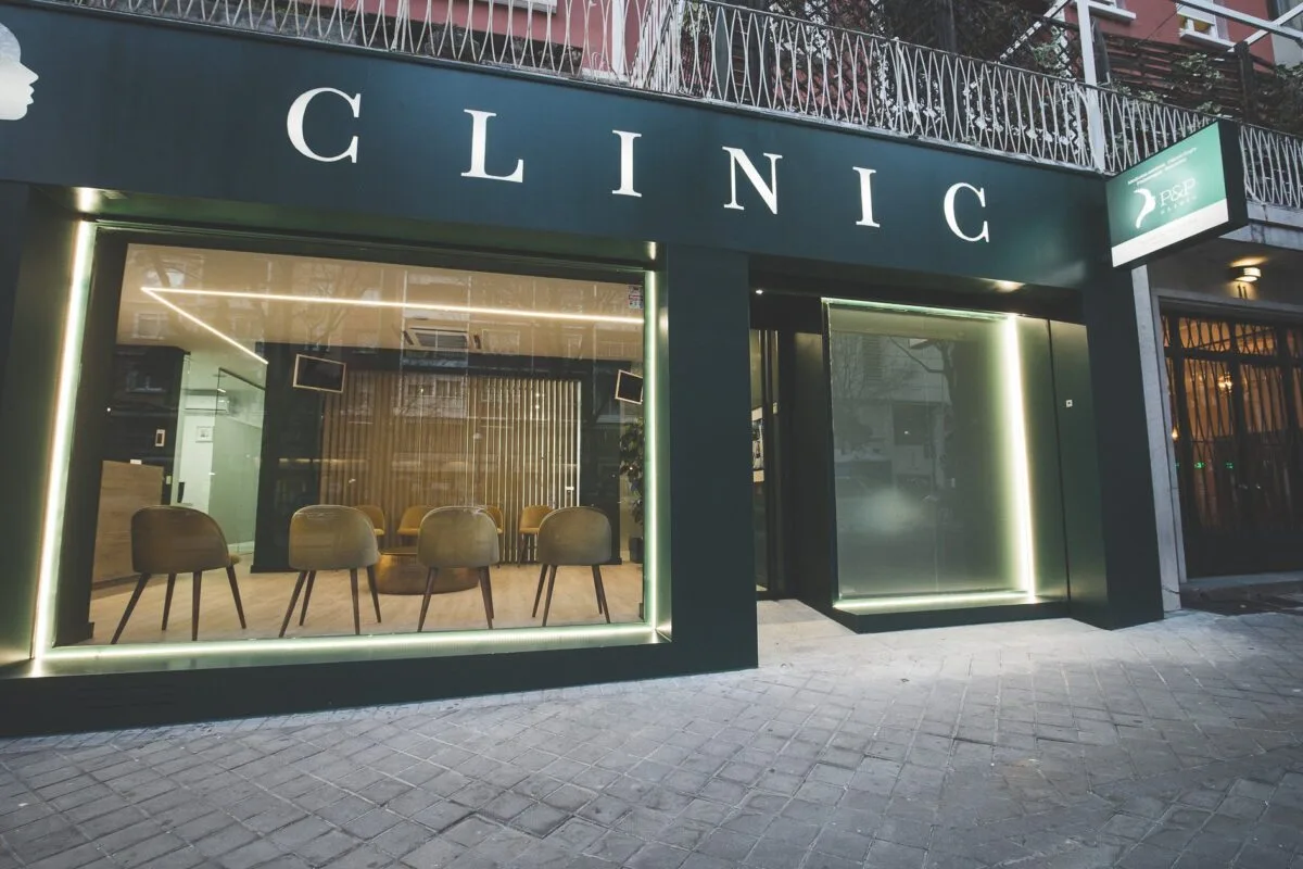 Fachada de la clínica P&P en Madrid