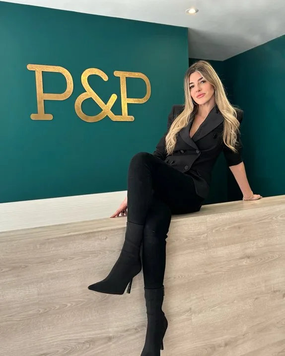 Recepción con el logo de P&P Clinic