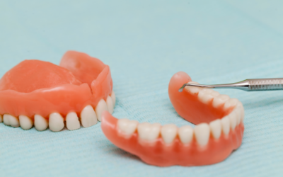 ¿Cómo tengo que limpiar mi prótesis dental removible?