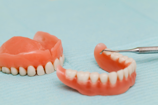 ¿Cómo tengo que limpiar mi prótesis dental removible?