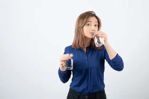 ¿Se puede beber agua después de extraer una muela?