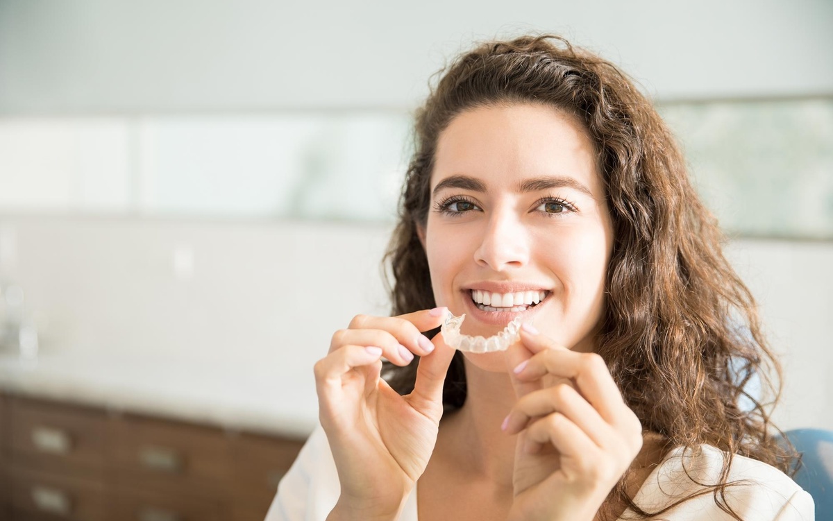 ¿Cómo quitar el pegamento de los brackets de los dientes?