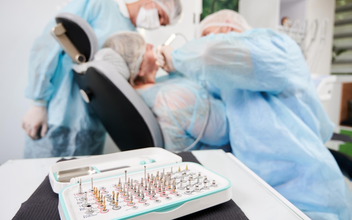 ¿Cuánto tiempo dura una cirugía de implante dental?