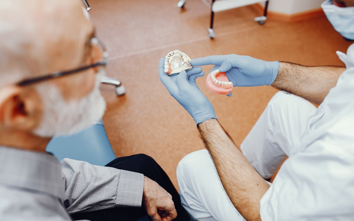 ¿Cuánto tiempo se tarda en adaptarse a una prótesis dental fija?