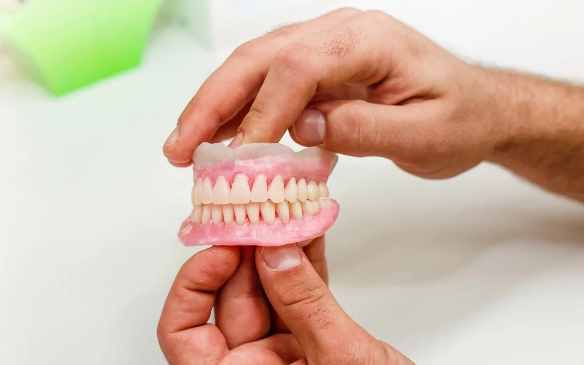 ¿Qué es una dentadura postiza fija?