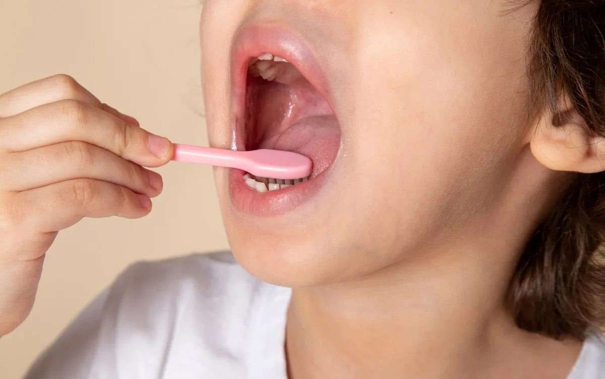 ¿Cómo limpiar la lengua de manera natural?