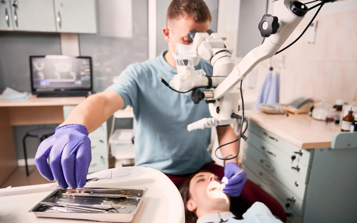 ¿Qué microscopio se utiliza en odontología?